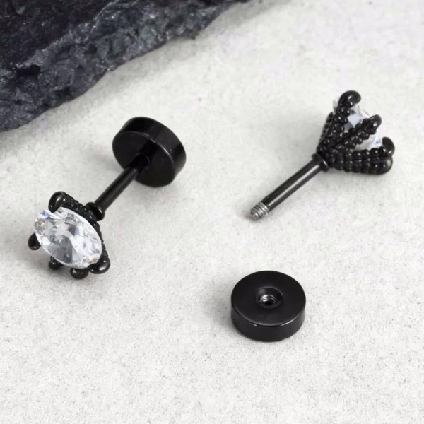 Boucles d'Oreilles à Zircon 6 mm Serti par 5 Griffes Démoniaques Boucles d'Oreilles à Zircon 6 mm Serti par 5 Griffes Démoniaques.
