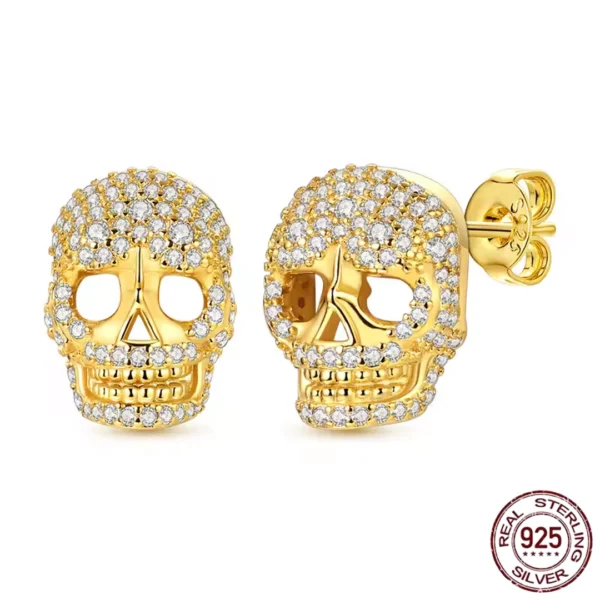 Boucles d'oreilles Crâne Doré Pavé de Zircons en Argent 925 Boucles d'oreilles Crâne Doré Pavé de Zircons en Argent 925.