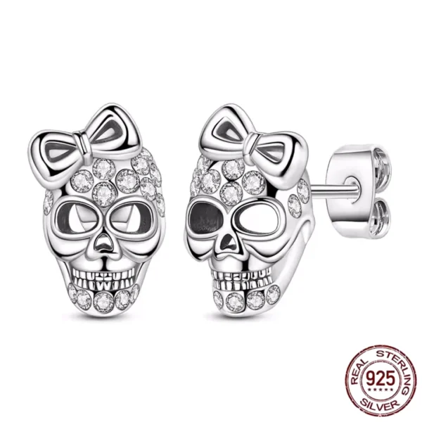 Boucles d’oreilles Tête de Mort Pavée de Zircons avec Nœud.