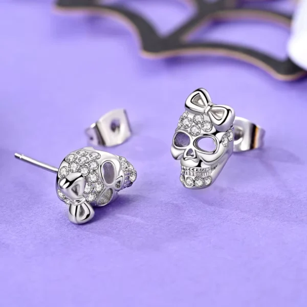 Boucles d’oreilles Tête de Mort Pavée de Zircons avec Nœud en Argent 925 Boucles d’oreilles Tête de Mort Pavée de Zircons avec Nœud en Argent 925.