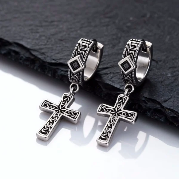 Créoles Gothiques 10 mm à Croix Nordique & Zircon Noir Créoles Gothiques 10 mm à Croix Nordique & Zircon Noir.