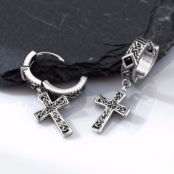 Créoles Gothiques à Croix Nordique & Zircon Noir - Fermoir Charnière Sécurisée Créoles Gothiques à Croix Nordique & Zircon Noir - Fermoir Charnière Sécurisée.