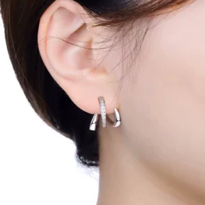 Femme avec Boucles d’oreilles Griffes Argent 925 & Zircons Pavés.