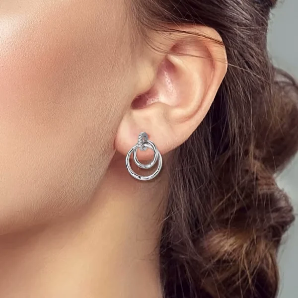 Femme avec Boucles d'oreilles Triple Anneaux Entrelacés en Argent 925 Femme avec Boucles d'oreilles Triple Anneaux Entrelacés en Argent 925