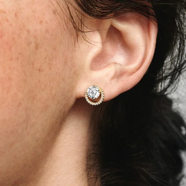 Femme avec Clous d’oreilles à Anneau Pavé Effet Flottant & Zircon Femme avec Clous d’oreilles à Anneau Pavé Effet Flottant & Zircon