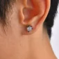 Homme avec Boucles d'Oreilles à Zircon Serti par 5 Griffes Démoniaques.