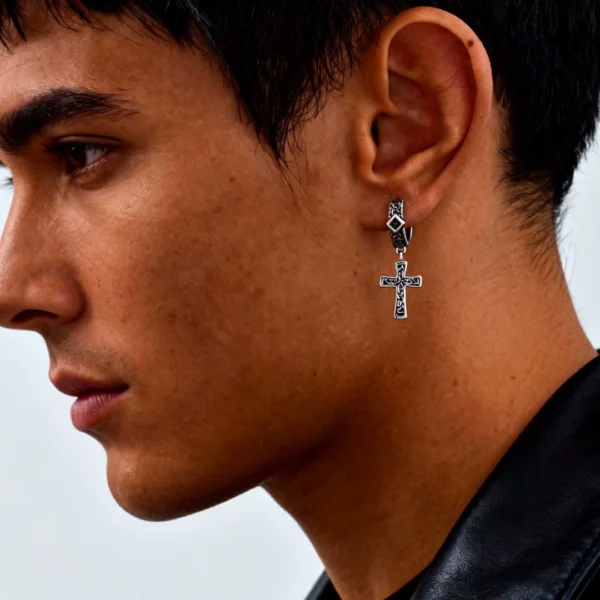 Homme avec Créoles Gothiques à Croix Nordique & Zircon Noir Homme avec Créoles Gothiques à Croix Nordique & Zircon Noir.