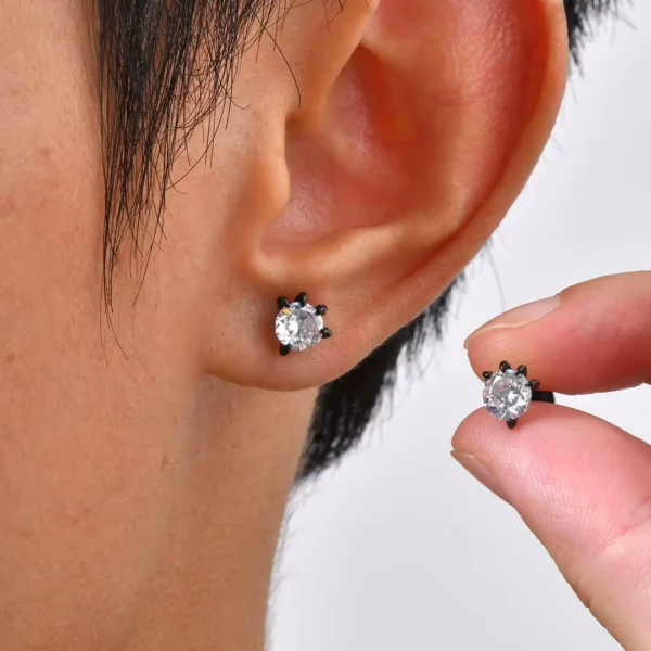 Homme portant des Boucles d'Oreilles à Zircon Serti par 5 Griffes Démoniaques Homme portant des Boucles d'Oreilles à Zircon Serti par 5 Griffes Démoniaques.
