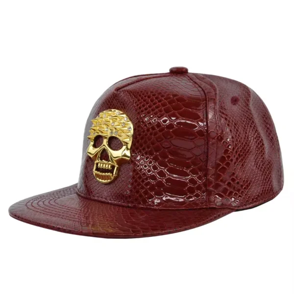 Casquette Similicuir Rouge Bordeaux Effet Croco avec Tête de Mort Acier Doré Casquette Similicuir Rouge Bordeaux Effet Croco avec Tête de Mort Acier Doré.