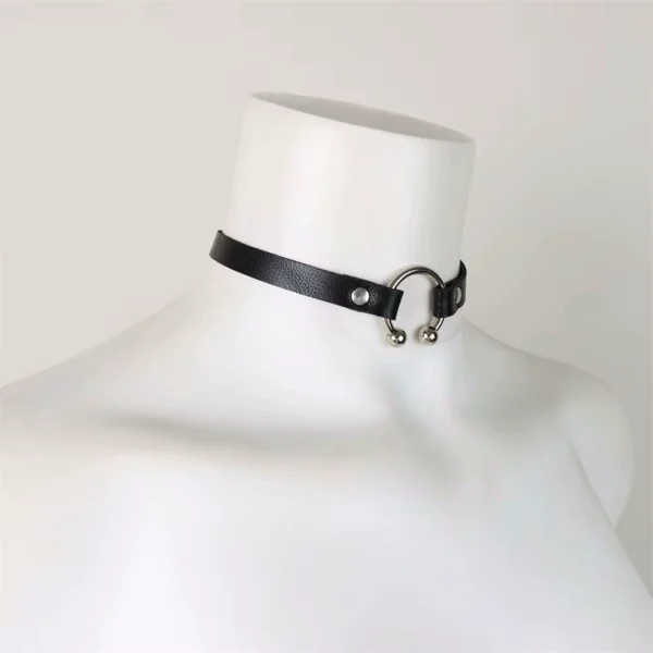 Collier Choker Similicuir Fer à Cheval Métallique Collier Choker Similicuir Fer à Cheval Métallique.