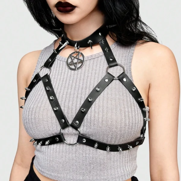 Femme Gothique avec Harnais Poitrine Pentacle & Pointes Acier Femme Gothique avec Harnais Poitrine Pentacle & Pointes Acier.
