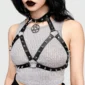 Femme Gothique avec Harnais Poitrine Pentacle & Pointes Acier.