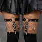 Femme Gothique avec Jarretière Cuir Croix et Chaînes.
