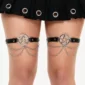 Femme Gothique avec Jarretière Cuir Pentacle & Chaînes Pendantes.