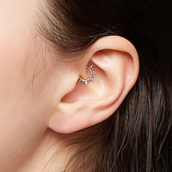 Femme Punk avec Piercing Anneau Clicker Couronne Perles & Pointes en Titane au Daith (cartilage) Femme Punk avec Piercing Anneau Clicker Couronne Perles & Pointes en Titane au Daith (cartilage)
