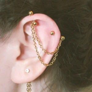 Femme avec Connecteur Double Piercing Insdustriel Chaînes & Barbells.