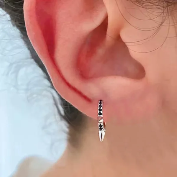 Femme avec Créoles Argent 925 Pointes & Zirconiums Noirs Femme avec Créoles Argent 925 Pointes & Zirconiums Noirs.