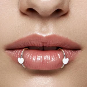 Femme avec Double Faux Piercing Lèvre Anneau avec Cœur en Acier 316L Femme avec Double Faux Piercing Lèvre Anneau avec Cœur en Acier 316L.