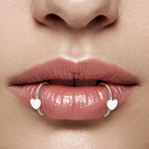 Femme avec Double Faux Piercing Lèvre Anneau avec Cœur en Acier 316L Femme avec Double Faux Piercing Lèvre Anneau avec Cœur en Acier 316L.