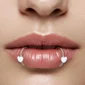 Femme avec Double Faux Piercing Lèvre Anneau avec Cœur en Acier 316L.