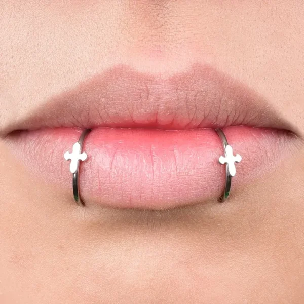 Femme avec Faux Piercing Lèvre Anneau en Acier Chirurgical avec Croix Femme avec Faux Piercing Lèvre Anneau en Acier Chirurgical avec Croix.