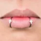 Femme avec Faux Piercing Lèvre Anneau en Acier Chirurgical avec Croix.