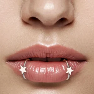 Femme avec Faux Piercing Lèvre Anneau orné d'une Étoile en Acier 316L.