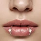 Femme avec Faux Piercing Lèvre Anneau orné d'une Étoile en Acier 316L.