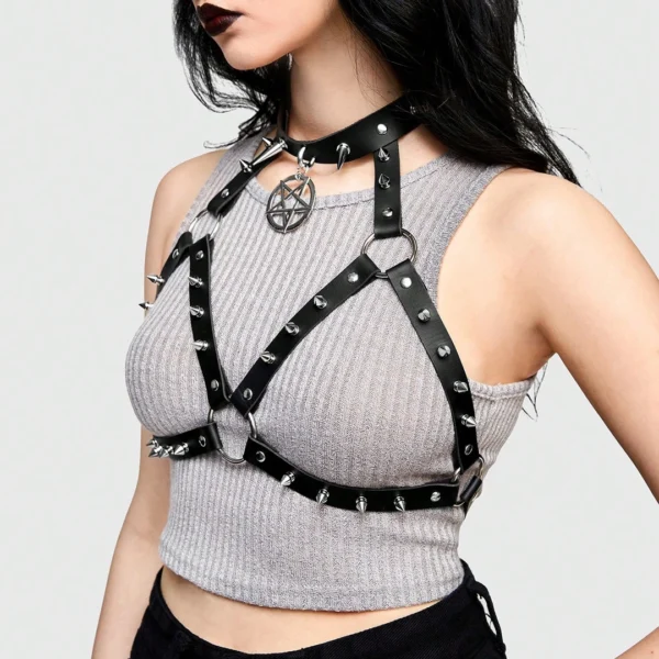 Femme avec Harnais Poitrine Pentacle & Pointes Acier Femme avec Harnais Poitrine Pentacle & Pointes Acier.