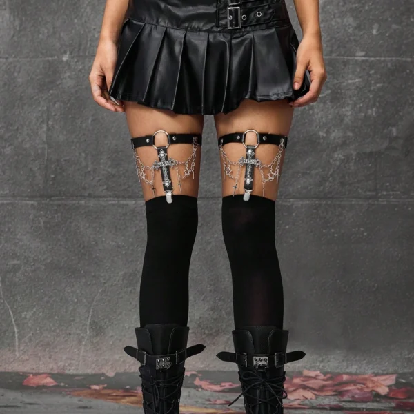 Femme avec Jarretières Cuir Croix Gothique Chaînes & Clip Porte-Bas Femme avec Jarretières Cuir Croix Gothique Chaînes & Clip Porte-Bas.