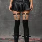 Femme avec Jarretières Cuir Croix Gothique Chaînes & Clip Porte-Bas.