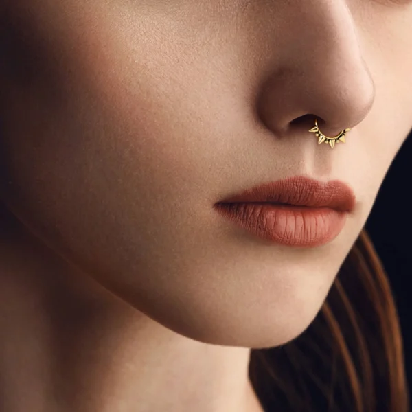 Femme avec Piercing Anneau Clicker Couronne Perles & Pointes en Titane Anodisé Doré au Septum Femme avec Piercing Anneau Clicker Couronne Perles & Pointes en Titane Anodisé Doré au Septum