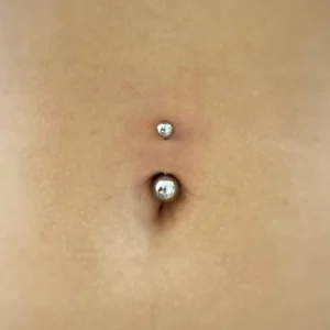 Femme avec Piercing Nombril en Titane 10 mm à Boules.