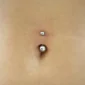 Femme avec Piercing Nombril en Titane 10 mm à Boules