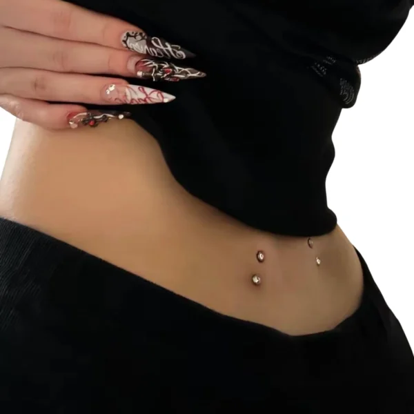 Femme avec Piercing Surface Agrafe Titane ASTM-F136 16 mm Femme avec Piercing Surface Agrafe Titane ASTM-F136 16 mm.