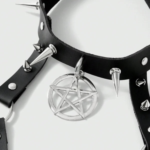 Harnais Poitrine en Similicuir Noir à Pentacle & Pointes Acier Harnais Poitrine en Similicuir Noir à Pentacle & Pointes Acier.