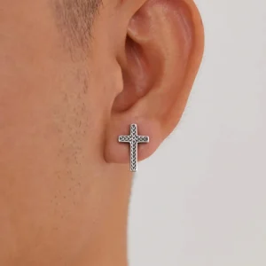 Homme avec Boucles d’Oreilles Croix Ornementale Acier 316L.