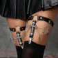 Jarretière Cuir Croix Gothique Chaînes & Clip Porte-Bas.