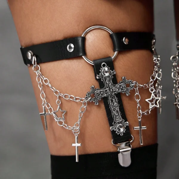Jarretière Cuir Croix Gothique avec Chaînes Métalliques ornées d'Étoiles et de Croix Ajourées Jarretière Cuir Croix Gothique avec Chaînes Métalliques ornées d'Étoiles et de Croix Ajourées.