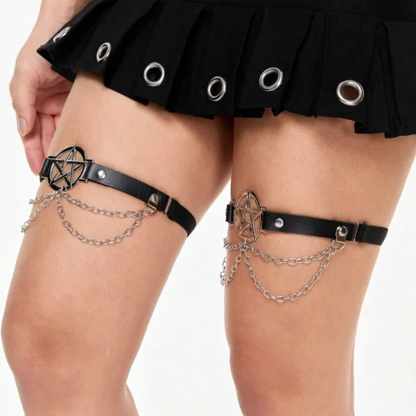 Jarretière Similicuir à Pentacle & Chaînes Métalliques Pendantes Jarretière Similicuir à Pentacle & Chaînes Métalliques Pendantes.