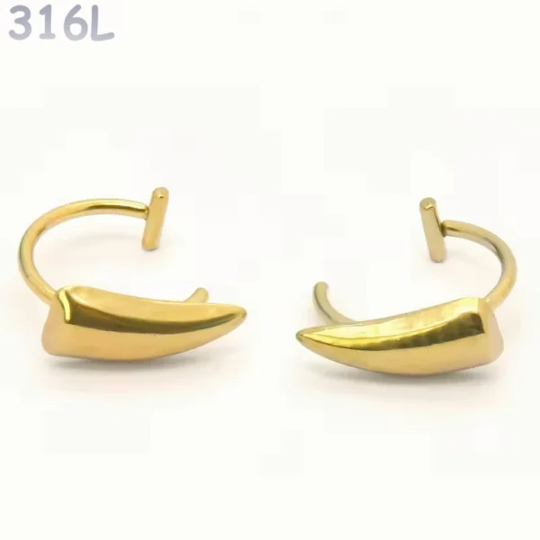 Paire de Faux Piercing Lèvre Crocs de Vampire en Acier 316L Doré PVD Paire de Faux Piercing Lèvre Crocs de Vampire en Acier 316L Doré PVD.