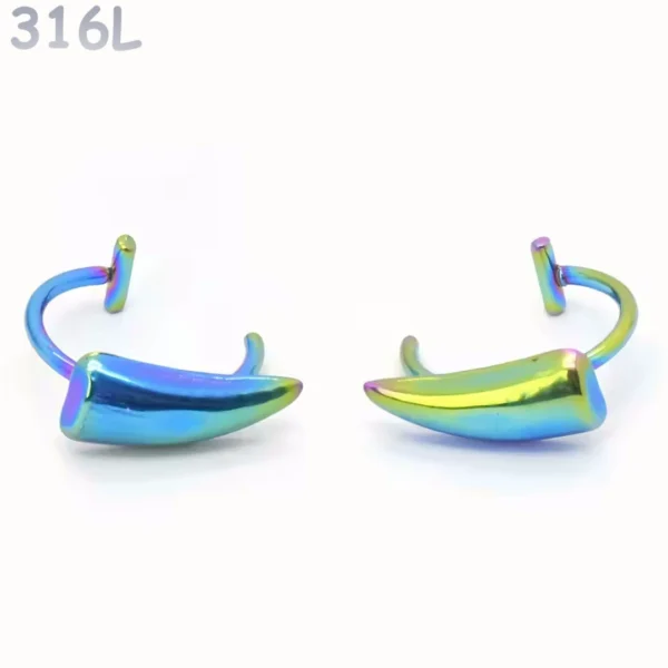 Paire de Faux Piercing Lèvre Crocs de Vampire en Acier 316L Multicolore PVD Paire de Faux Piercing Lèvre Crocs de Vampire en Acier 316L Multicolore PVD.