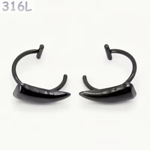 Paire de Faux Piercing Lèvre Crocs de Vampire en Acier 316L Noir PVD Paire de Faux Piercing Lèvre Crocs de Vampire en Acier 316L Noir PVD.