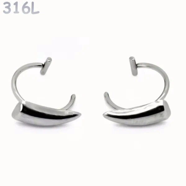Paire de Faux Piercing Lèvre Crocs de Vampire en Acier 316L Poli Paire de Faux Piercing Lèvre Crocs de Vampire en Acier 316L Poli.