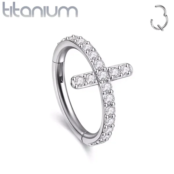 Piercing Anneau Clicker Titane Poli avec Croix Pavée de Zircons Piercing Anneau Clicker Titane Poli avec Croix Pavée de Zircons.