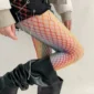 Femme Gothique avec Collants Résille Arc-en-Ciel Y2K Multicolores.