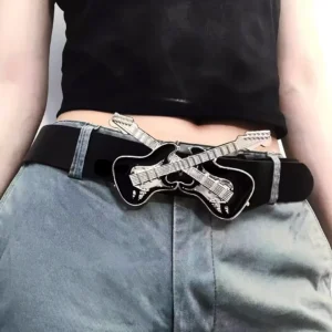 Femme avec Boucle de Ceinture Guitares Stratocaster en Acier Inoxydable.