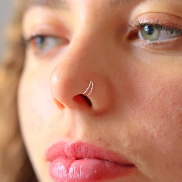 Femme avec Faux Piercing Narine Double Anneau Acier 316L Femme avec Faux Piercing Narine Double Anneau Acier 316L.
