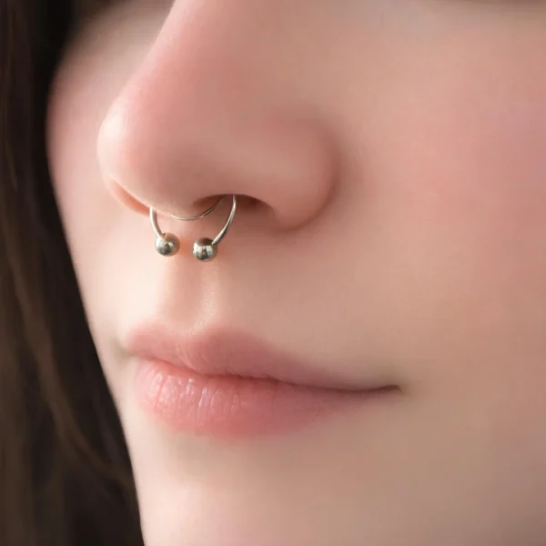 Femme avec Faux Piercing Nez Septum Fer à Cheval à Billes Acier 316L Femme avec Faux Piercing Nez Septum Fer à Cheval à Billes Acier 316L