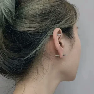 Femme avec Piercing Barbell Court à Pointes Allongées Acier 316L.